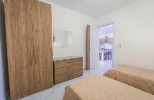 Qawra Apartamento | Central Comfort Apartment - Steps From All Amenities
