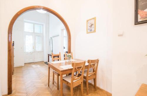 Csarnok negyed Apartamento | Central Comfy Large Apartment