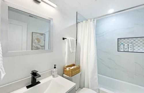 Northeast Casa | Central DC APT , City Skyline View , Close to All