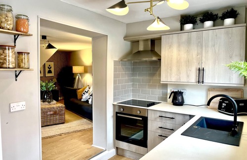 Ellesmere Casa | Central Ellesmere -sleeps2 - Parking - Petfriendly