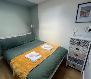 Hove Casa | Central ensuite guest unit with air conditioning and free on street parking
