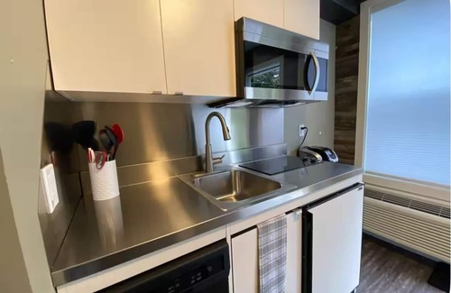 South Lethbridge Apartamento | Central Farmhouse-Style Micro Apartment