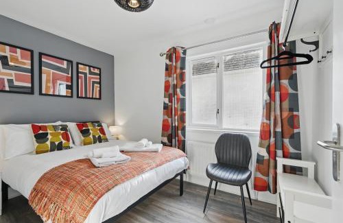 Queens Quarter Apartamento | Central flat 4 bedroom, 2 bathroom, 2x parking - StayByNumbers