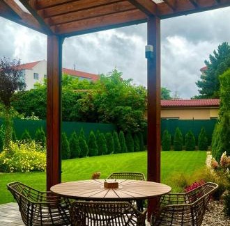 Levice Apartamento | Central garden residence