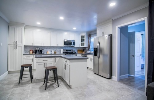 Millbrae Casa | Central Gem, Chic Retreat: 8BR/5.5BA Large Home in Milbrae