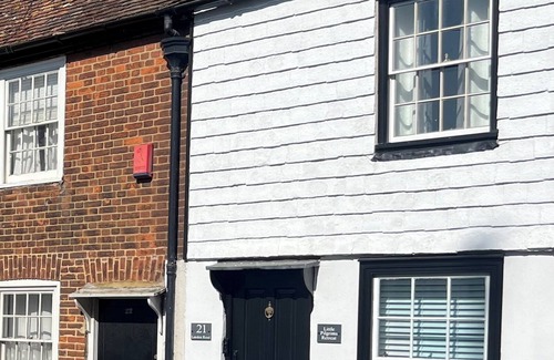 Canterbury Cabaña | Central Gem With Cute Courtyard Garden, Rolltop Bath & log Burner