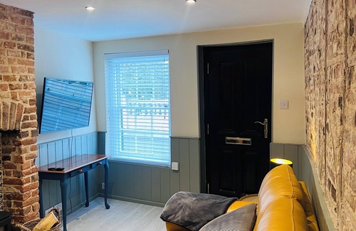 Canterbury Cabaña | Central Gem With Cute Courtyard Garden, Rolltop Bath & log Burner