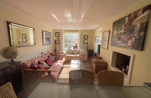 Upper Town Apartamento | Central Georgian Garden Flat with Free Parking