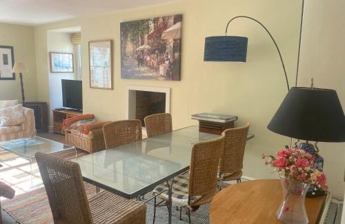 Upper Town Apartamento | Central Georgian Garden Flat with Free Parking