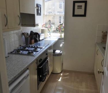 Upper Town Apartamento | Central Georgian Garden Flat with Free Parking