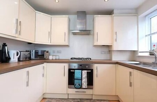Stafford Casa | Central Getaway House with Parking, Wi-Fi & Garden