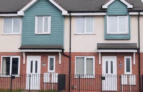 Stafford Casa | Central Getaway House with Parking, Wi-Fi & Garden