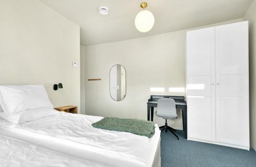 Stavanger Casa | Central Guest House - Bedroom with en suite Bathroom