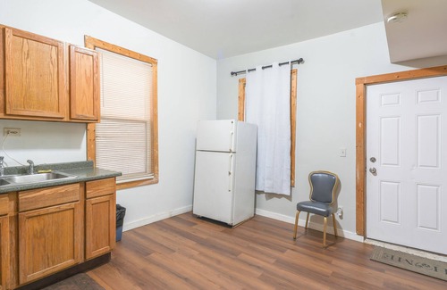 Irving Park Apartamento | Central Haven Escape: Stylish 3BR With Free Parking