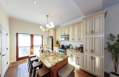 Victorian Village Casa | Central house location! Private yard w/ Firepit, BBQ, 3 Kings, 75" TV, Parking