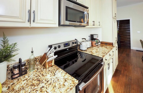 Victorian Village Casa | Central house location! Private yard w/ Firepit, BBQ, 3 Kings, 75" TV, Parking