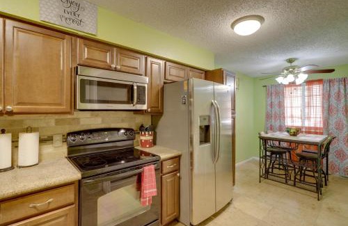 Houston Casa | Central Houston Townhome with Patio 4 Mi to Airport