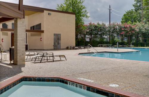 Houston Casa | Central Houston Townhome with Patio 4 Mi to Airport