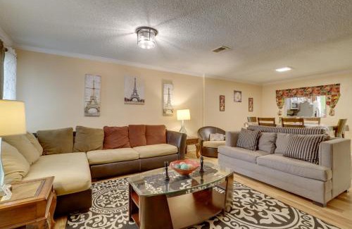 Houston Casa | Central Houston Townhome with Patio 4 Mi to Airport