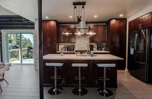 Regional District of Nanaimo Chalet De Esquí | Central Island Cabin, Perfect Base for Exploring
