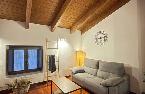 Jaca Apartamento | Ático Acogedor en el Centro de Jaca con Dos Dormitorios y Cocina Equipada