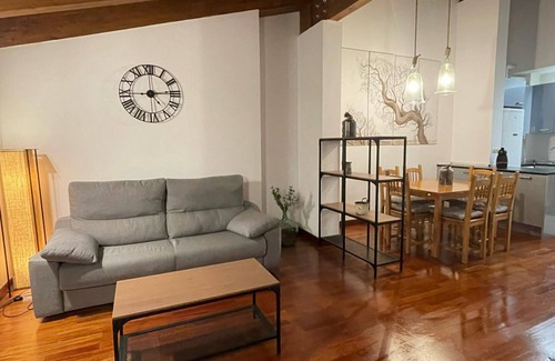 Jaca Apartamento | Ático Acogedor en el Centro de Jaca con Dos Dormitorios y Cocina Equipada