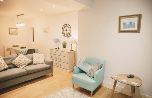 Kingsbridge Cabaña | Central Kingsbridge 2 Bedroom Modern Dog Friendly Cottage