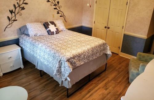 Lumberton Apartamento | Central located large home on quiet wooded street