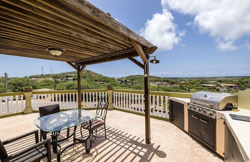 Willemstad Apartamento | Central located second floor apartment with swimming pool and a very nice view.
