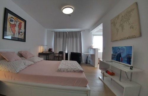Lindenthal Apartamento | Ubicación central, frente al parque de la ciudad. Luminoso y acogedor apartamento tipo estudio.