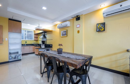 Valencia Casa | Central Location in Metro Manila- 6 BR 2TB Pool, Jacuzzi, parking and fast Wifi,