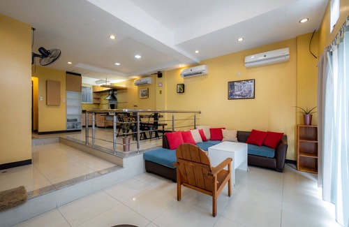 Valencia Casa | Central Location in Metro Manila- 6 BR 2TB Pool, Jacuzzi, parking and fast Wifi,