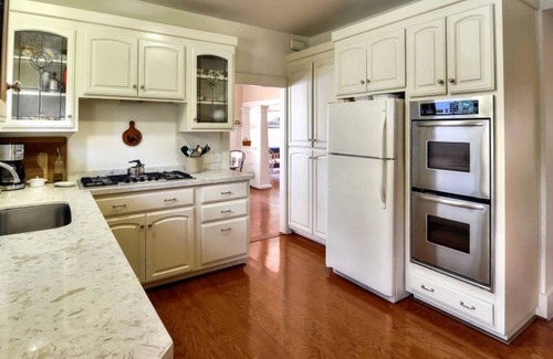 Oak Park Cabaña | Central location, walk to restaurants!