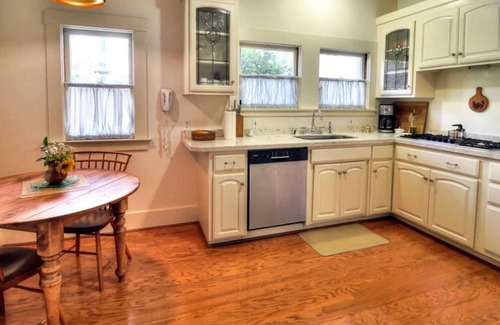 Oak Park Cabaña | Central location, walk to restaurants!