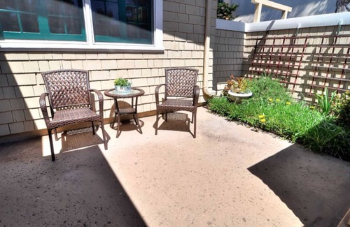 Oak Park Cabaña | Central location, walk to restaurants!