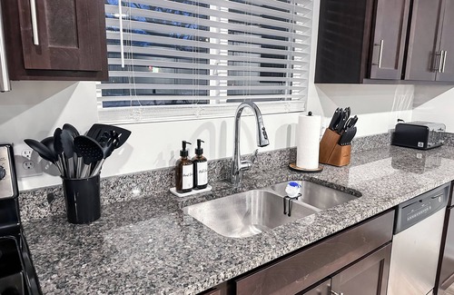 Grand Rapids Casa | Central Luxe 5BR/4 Ensuite BA: 2 Miles from Downtown, Grill & Outdoor Seating