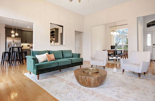 Augusta Casa | Central Luxe 5br Home - Hot Tub & Views - 🥂 🍷