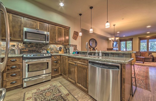 Woodwinds Casa | Casa de pueblo central de Mammoth Lakes con bañera de hidromasaje privada