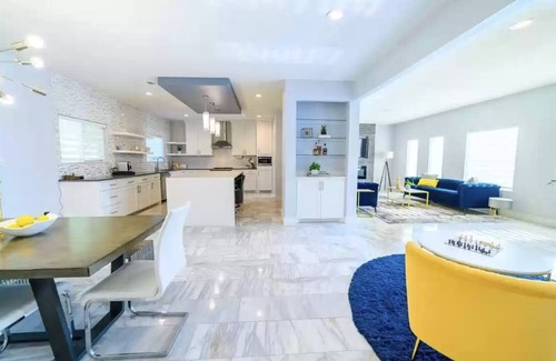Ederville Casa | Central Modern Home in DFW Fort Worth Arlington