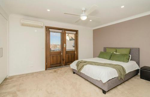Temora Apartamento | Central Modern Spacous Townhouse 290B