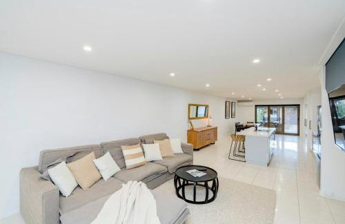 Temora Apartamento | Central Modern Spacous Townhouse 290B