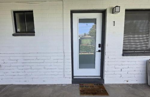 Camelback East Apartamento | Central PHX 1BR Apartment Pool Gazebo