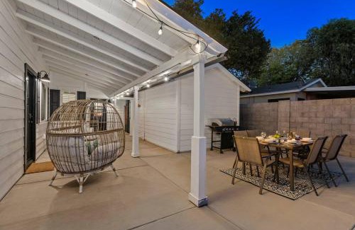 Camelback East Casa | Central Phx Cottage With Free Private Heated Pool!