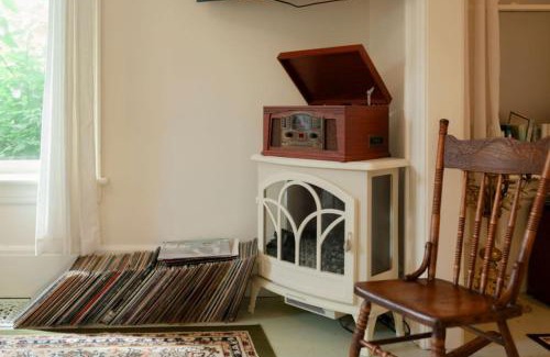 Prince Edward Apartamento | Central Picton Apartment, Sleeps 8; The Iron Horse