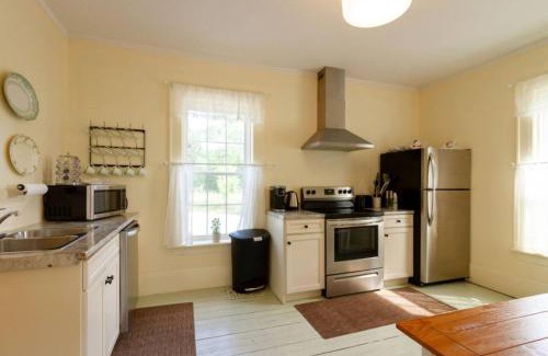 Prince Edward Apartamento | Central Picton Apartment, Sleeps 8; The Iron Horse
