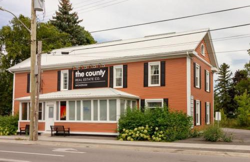 Prince Edward Apartamento | Central Picton Apartment, Sleeps 8; The Iron Horse