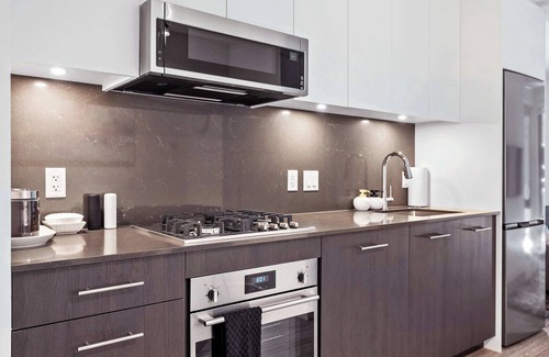 Eau Claire Apartamento | Central River Luxe, Gym
