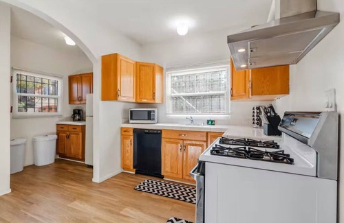 Middletown Apartamento | Central San Diego 2BD/1BTH w/ Hilltop View of the Bay