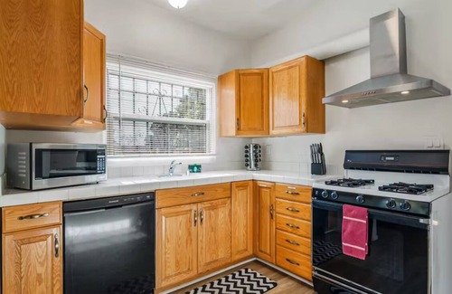 Middletown Apartamento | Central San Diego 2BD/1BTH w/ Hilltop View of the Bay