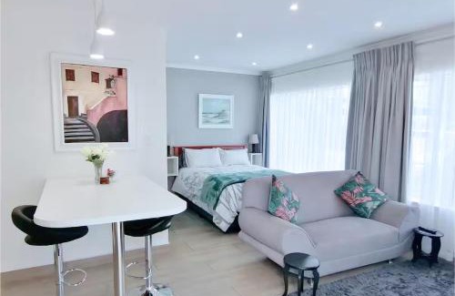 Alberton Casa | Central, Secure & Stylish Stay in Randhart